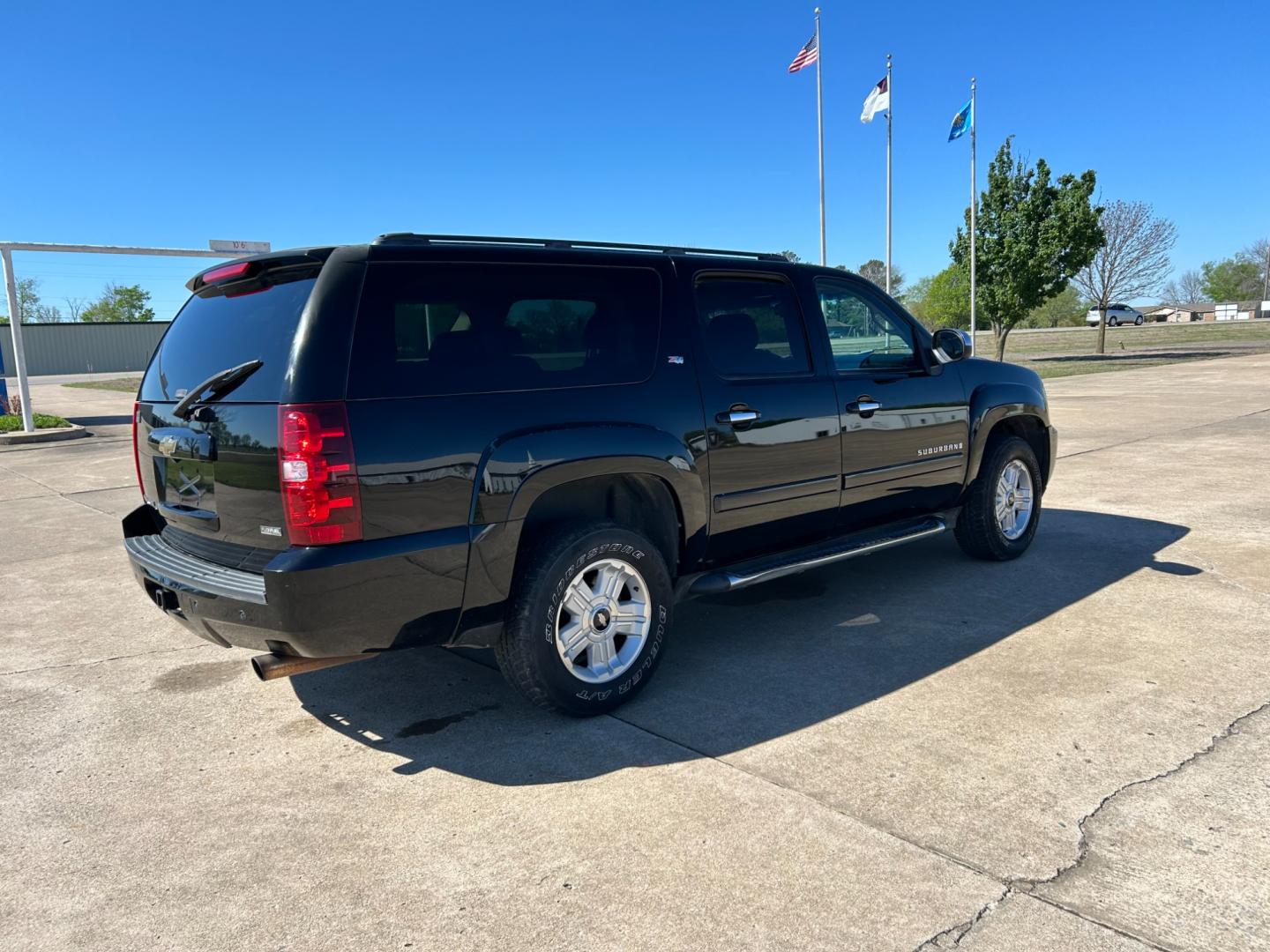 2007 BLACK /BLACK Chevrolet Suburban LS 1500 4WD (3GNFK16377G) with an 5.3L V8 OHV 16V FFV engine, 4-Speed Automatic Overdrive transmission, located at 17760 Hwy 62, Morris, OK, 74445, (918) 733-4887, 35.609104, -95.877060 - Photo#4